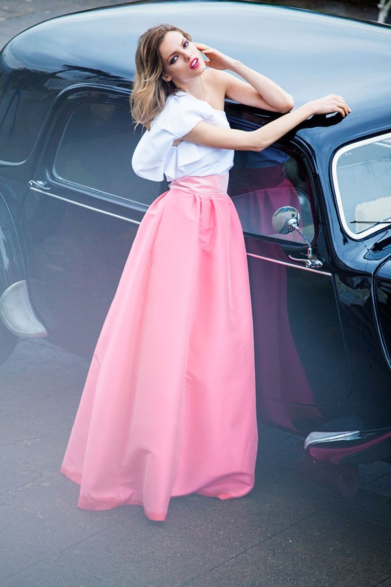 falda larga evase rosa y top asimetrico blanco con volante de apparentia collection online conjuntos para invitadas boda fiesta primavera verano 2015
